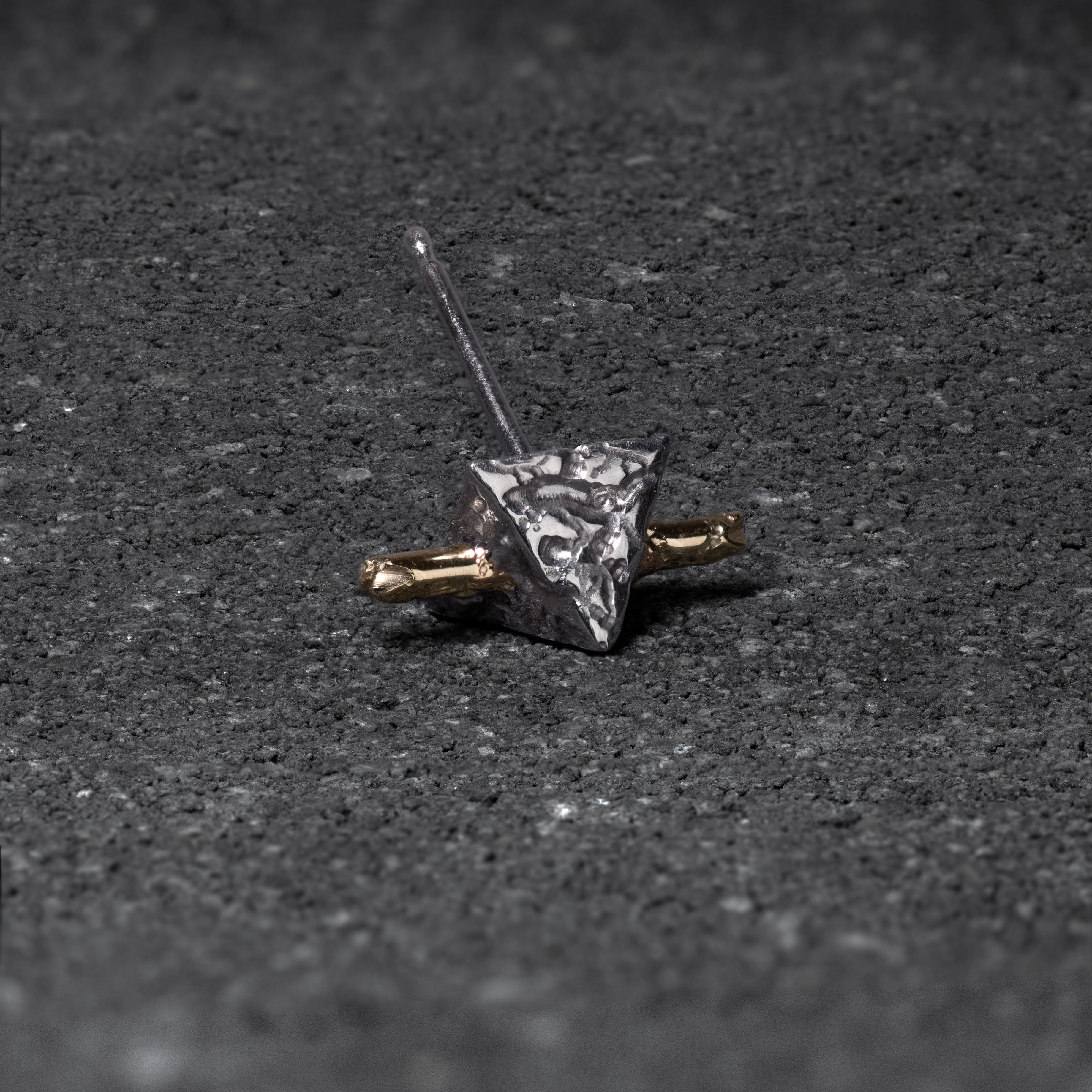 Eroded Apex Stud with Yellow Gold Bar